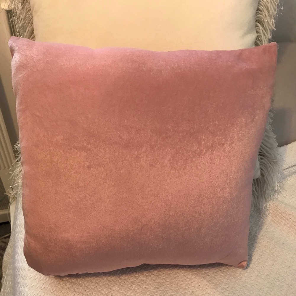 Pillow with 3-dimensional Roses - Picture 4 of 6